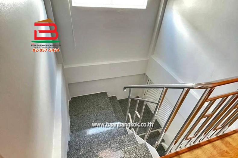 ทาวน์โฮม หมู่บ้าน เมอริทเพลส (ลาดพร้าว 87 แยก 10) เนื้อที่ 18.8 ตรว. ใกล้CDC เลียบด่วน ถนนลาดพร้าว แขวงวังทองหลาง เขตวังทองหลาง 4