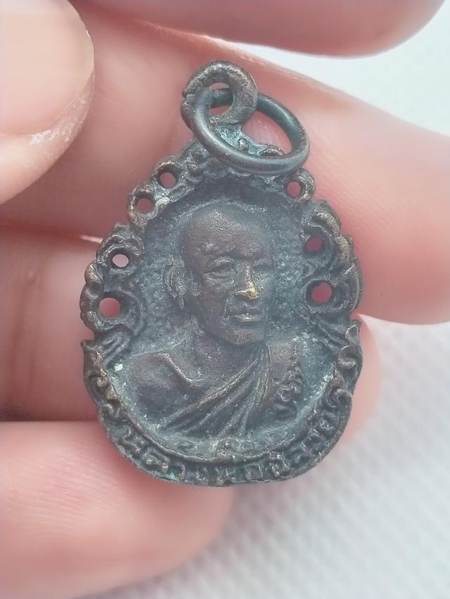 0100 เหรียญหล่อหลวงพ่อฉลวย วัดอรัญญวาสี จังหวัดพิจิตร