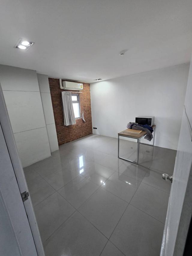 ให้เช่าพื้นที่ ชั้น 3 ย่านเอกมัย(ถนนซอย) เหมาะทำโชว์รูม ออฟฟิศ​ ฯลฯ พื้นที่ 78 ตรม พร้อมเข้าอยู่ 5