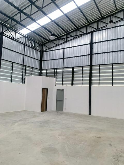 โรบินสัน ศรีสมาน 900ม.ไทวัสดุ ศรีสมาน 2.2 กม. ให้เช่าโกดัง พร้อมออฟฟิศ 250 ตร.ม. 70 ตร.วา. 1 นอน 1 ออฟฟิศ 3 น้ำ 6