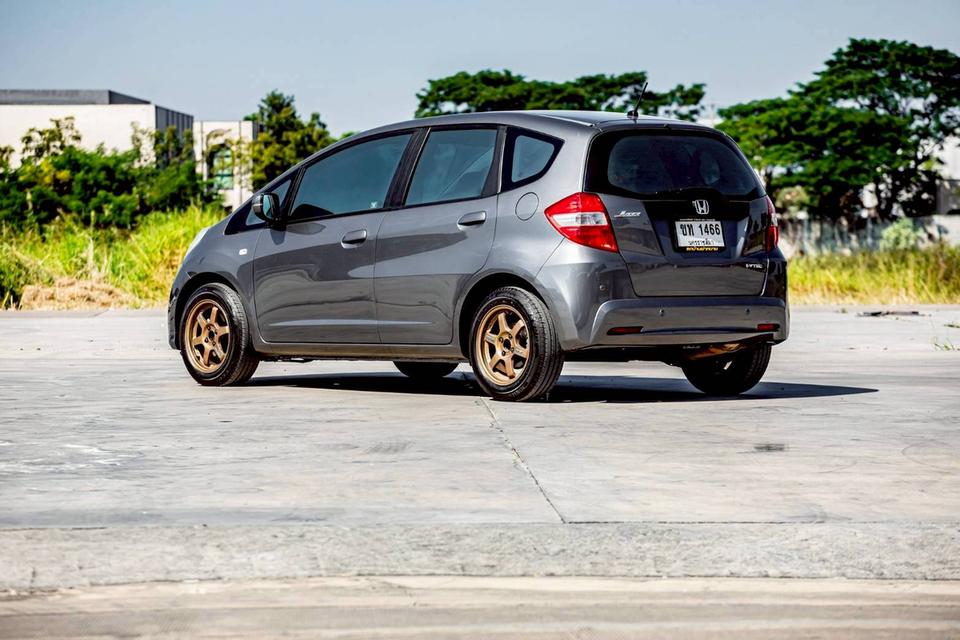 Honda Jazz 1.5S ปี 2014 สีเทา เกียร์ออโต้ มือเดียวป้ายแดง 9