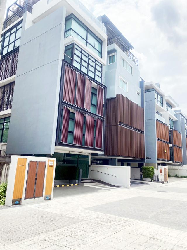 ขายโฮมออฟฟิศใกล้รถไฟฟ้า ฮอฟฟ์ เอกมัย-รามอินทรา Hoff Ekamai-Ramindra ออกแบบและพัฒนาโครงการโดยทีมสถาปนิก 2