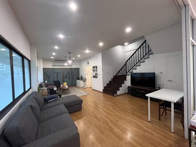 ให้เช่าโฮมออฟฟิส 3 ชั้นขนาดใหญ่ 48.5 ตรว. 5 ห้องนอน หมู่บ้านศรีวรา ทาวน์อินทาวน์ ใกล้เล่ียบด่วน 1