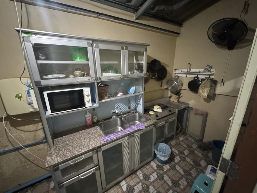 ขายด่วน! ทาวน์เฮ้าส์/บ้านแถว 2 ชั้น มีห้องน้ำ 2 ห้อง ฟังก์ชันใช้งานลงตัว ราคาถูก ขายจริง มีความตั้งใจขาย ทำเลดี ใกล้สนามบินสุวรรณภูมิ การเดินทางสะดวก 9