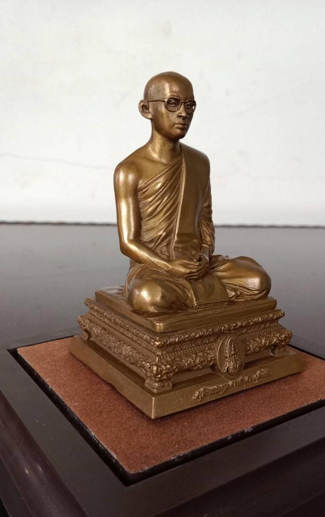 567.พระบรมรูปในหลวงทรงผนวช พลังแผ่นดิน ปี 2554 พร้อมกล่องเดิมแท้ 6