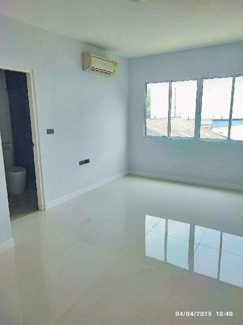 ให้เช่าทาวน์โฮม 3ชั้น MRT รามอินทรา 40 1.4 กม. โรงเบียร์เยอรมันตะวันแดง เลียบด่วนเอกมัย 22ตร.วา. 242ตร.ม. 3นอน 3แอร์ โลต 5