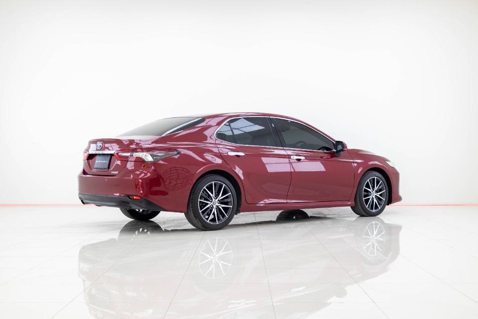 TOYOTA CAMRY 2.5 HEV PREMIUM LUXURYเกียร์ AT ปี 2022 สีแดงเลข​ไมล์  123,981 กมราคา 959,000 บาทโทร 0929699899 6B407 รูปที่ 4