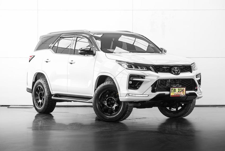 2022 Toyota Fortuner 2.8 GR Sport 4WD SUV สีขาว-ดำ ไมล์ 89353 กม.