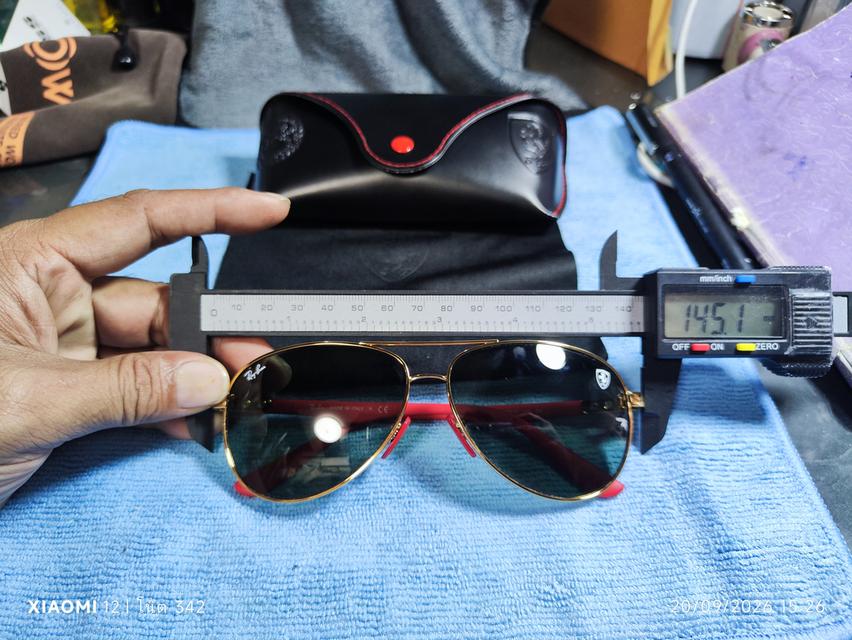 RayBan (คอลเลกชั่นพิเศษ Scuderia Ferrari) รุ่น RB8313-M (รหัสสี F008/71) เป็นแว่นทรงนักบิน (Aviator)กรอบสีทองเลนส์สีเขียวคลาสสิค เป็นเลนส์กระจก G-15 รูปที่ 16
