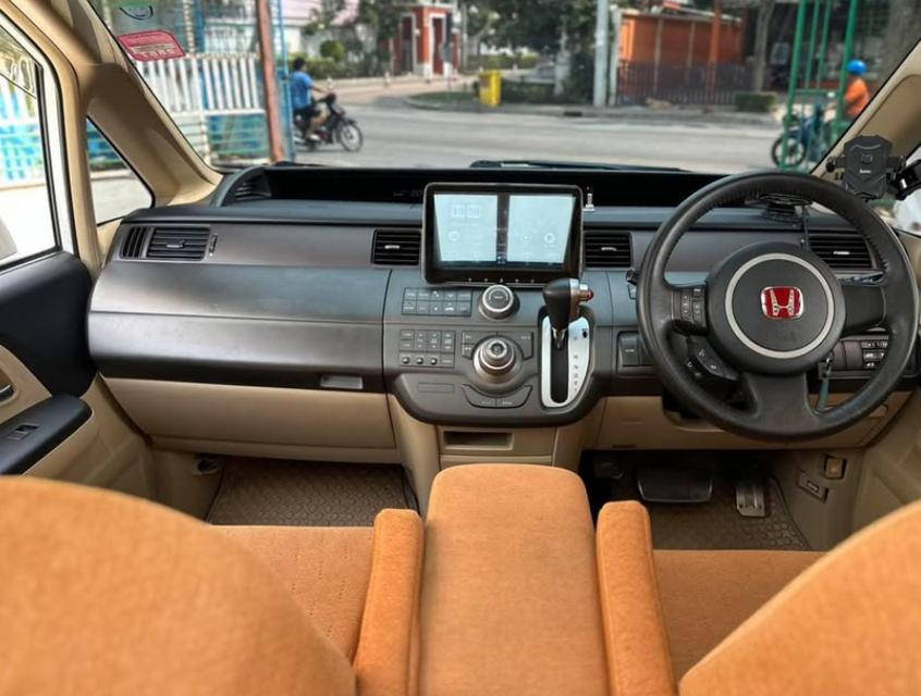 Honda Stepwagon Rg1 สีขาว 4