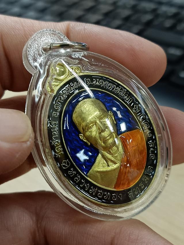 6-9 เหรียญรวยรับทรัพย์ หลวงพ่อทอง สุทธฺสีโล วัดบ้านไร่ จ.นครราชสีมา 2564 ทองทิพย์ ลงยาน้ำเงิน ขอบ จีวร หมายเลข 627 ***เลี่ยมกันน้ำพร้อมใช้ 3