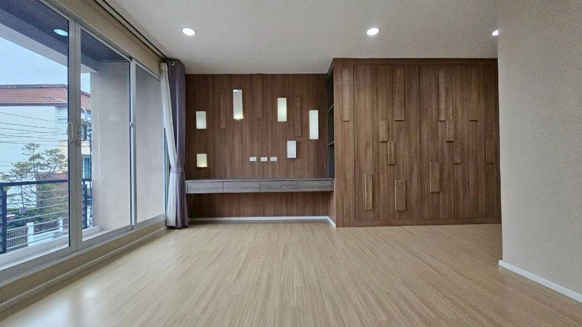 ขายด่วน ทาวน์โฮม 3 ชั้น หมู่บ้านกลางเมือง เกษตร - นวมินทร์  หลังริม เนื้อที่ 51.7 ตารางวา 3 ห้องนอน 3 ห้องน้ำ  2 จอด 12