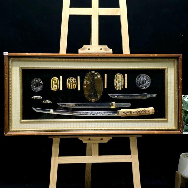 ดาบในกรอบรูปพร้อมอุปกรณ์