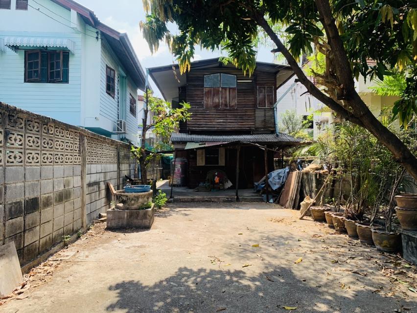 ขายบ้านเดี่ยวไม้ 2 ชั้น ในซอยจรัญฯ 62 แยก 3 ติดรถไฟฟ้าศิริธร หรือแยกบางพลัด 9