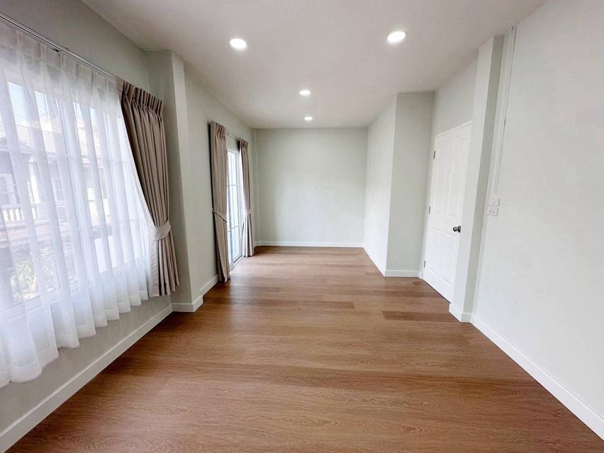 หมู่บ้านวรารักษ์  เลียบคลองสอง 27 11