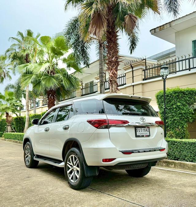Toyota Fortuner 2.4 Top Sigma4 ดีเซล 4WD Auto ปี 2018 สีขาว เจ้าของดูแลอย่างดี สภาพป้ายแดง 2