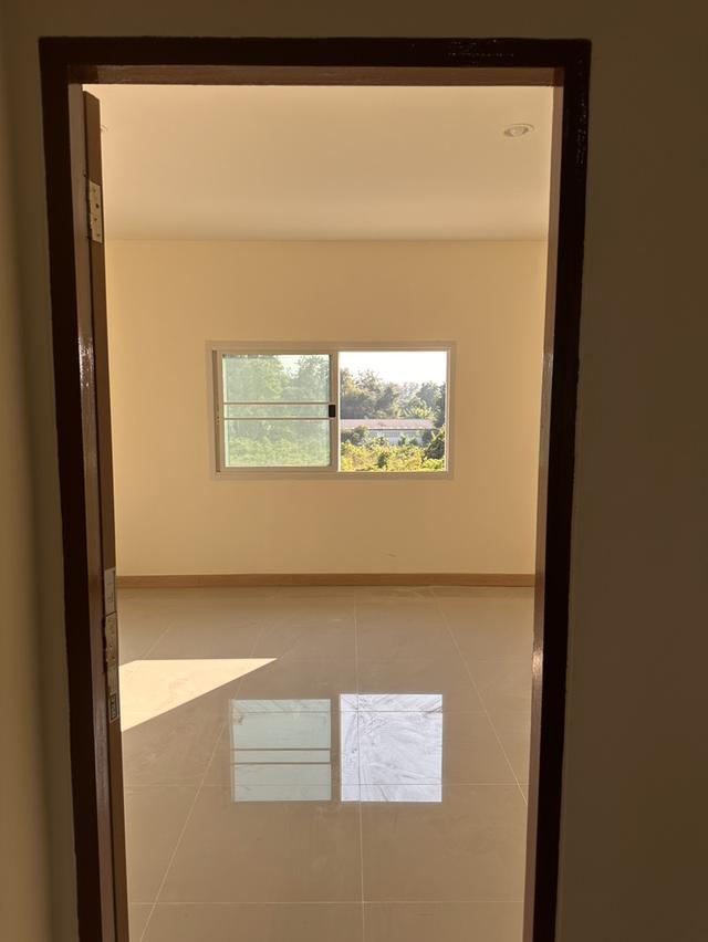 ขายทาวน์เฮ้าส์ 2 ชั้น รีโนเวทใหม่ทั้งหลัง สไตล์มินิมอล ทำเลดี 5