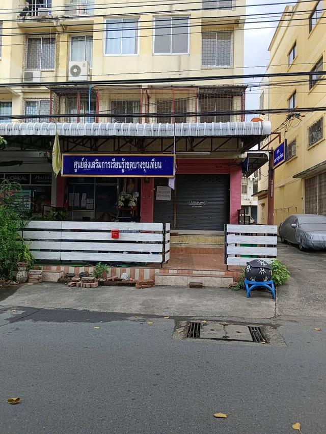 ให้เช่าอาคารพาณิชย์ 4 ชั้นมีดาดฟ้าต่างหาก ติดกับ กศน. ตรงข้ามสวนสาธารณะและสนามกีฬา มีที่จอดรถ ราคา 15,000 ต่อเดือน สนใจติดต่อคุณเก๋ง 0813567891 1