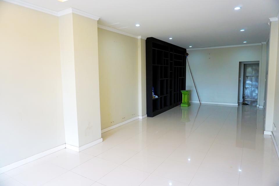 บ้านว่างให้เช่า (อาคารพาณิชย์ 3 ชั้น) ใกล้ บขส พัทลุง เพียง 100 เมตร Commercial building for rent near Phatthalung Bus Terminal, just 100 meters away. 4