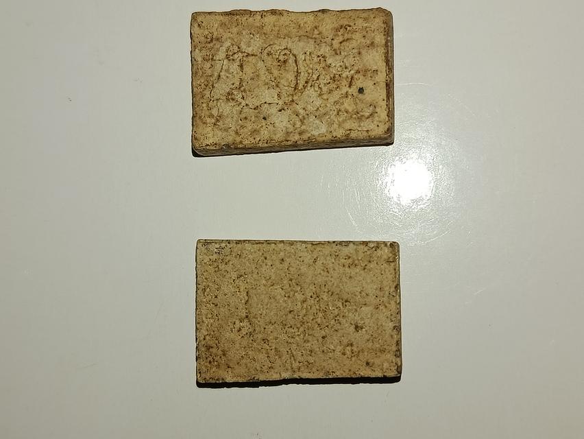 พระสมเด็จ พระสมเด็จได้รับการยกย่องให้เป็น "จักรพรรดิ์แห่งพระเครื่อง" ในวงการพระเครื่องไทย เนื้อพระในภาพมีลักษณะเข้มข้น มีมวลสารปรากฏชัดเจน ซึ่งเป็นล