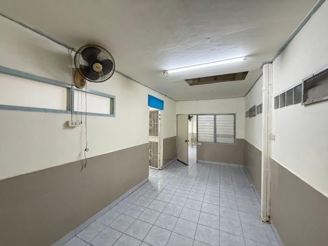 ให้เช่าบ้านเดี่ยว ถ.20มิถุนา ใกล้ MRT ห้วยขวาง มี4ห้องนอน2ห้องน้ำ แอร์5เครื่อง เฟอร์ไม่มี ราคา30,000บาท/เดือน (จดทะเบียน 5