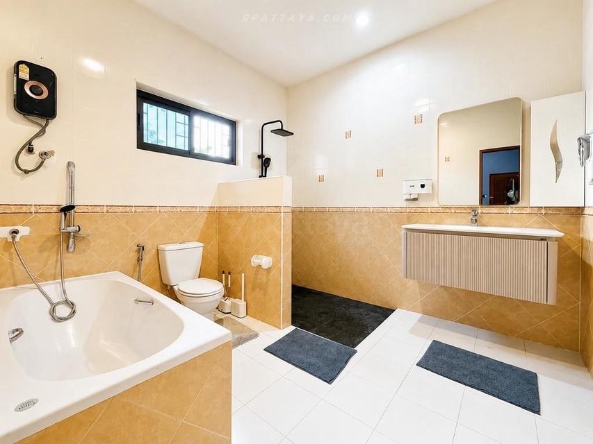 Urgent Sale — Detached House with Large Land in Huai Yai, PattayaDetached house with large land plot for urgent sale in Huai Yai. 15