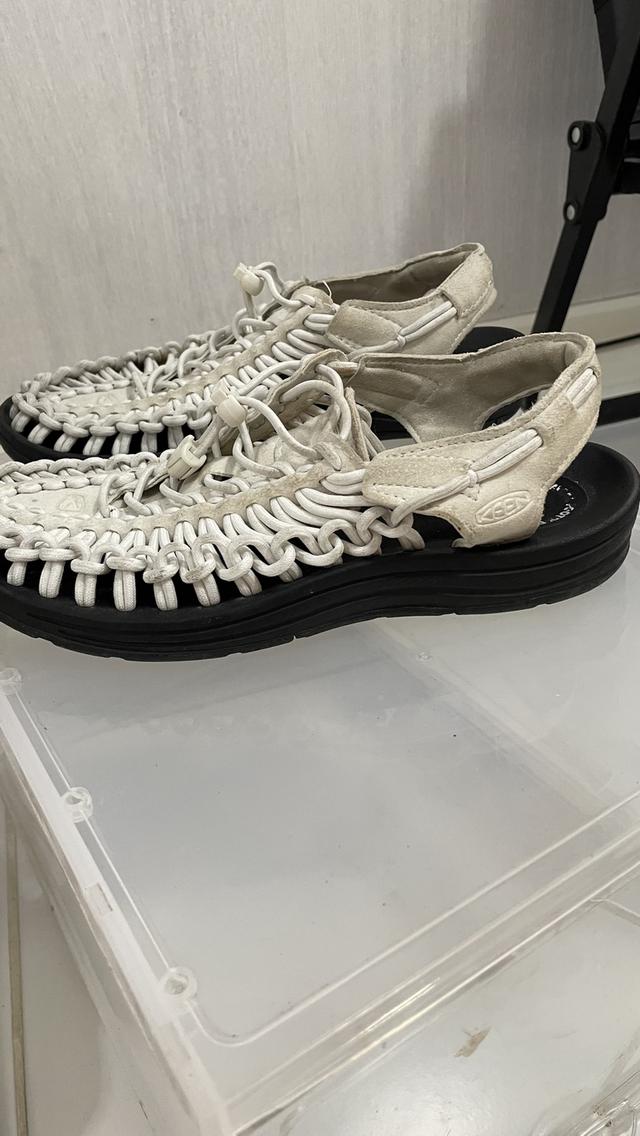 รองเท้า keen สีขาวครีม 4