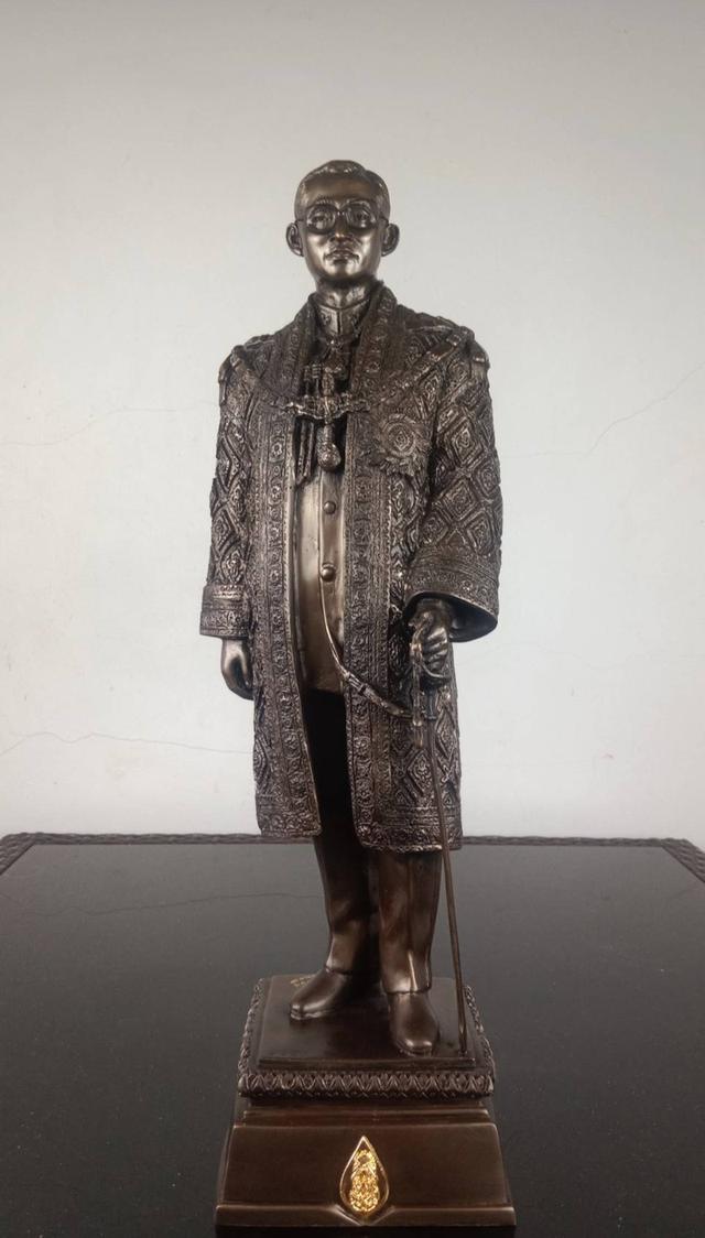 654.พระบรมรูปหล่อในหลวงรัชกาลที่ 9 พระบาทสมเด็จพระปรมินทรมหาภูมิพลอดุลยเดช (รมดำ)