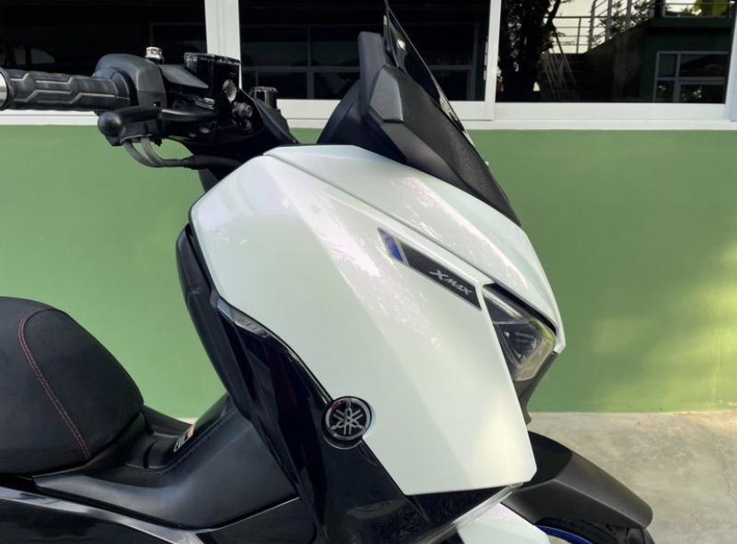 Yamaha Xmax 300 สีขาวล้อน้ำเงิน 3