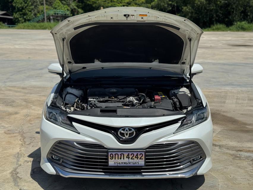 TOYOTA. CAMRY Sedan 4dr SA 8sp FWD 2.5 G Y2020. สีขาว