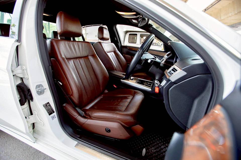 คุ้มๆ Benz E300 AMG  Bluetec ปี 2013 รถสวยมือเดียว ใช้น้อยมาก ประวัติศูนย์ครบ 8