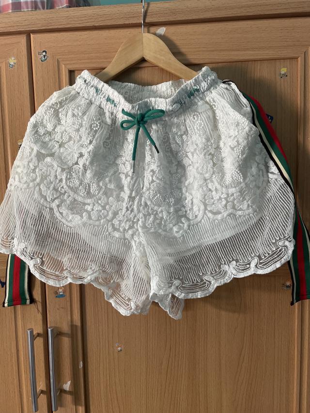 กางเกงขาสั้นลูกไม้