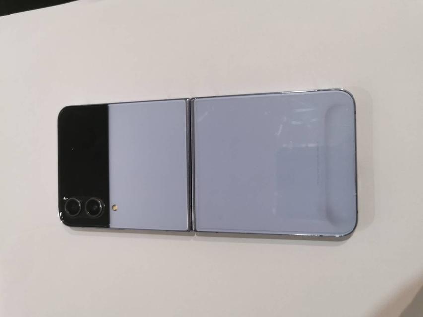 ซัมซุง Galaxy Z Flip4 256 สีฟ้า ** มีตำหนิเส้นรอยพับกลางจอบางๆ กับจุดข้าง **ไม่มีผลกับการใช้งาน ขอคนรับได้ค่ะมีแค่ตัวเครื่องค่ะ รูปย่อยที่ 3