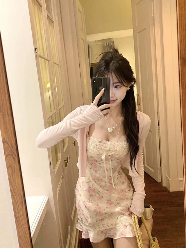 เดรสสายเดี่ยวกับเสื้อคลุม (ร้านขายชุด อี้เหมิงสือเยว่)
