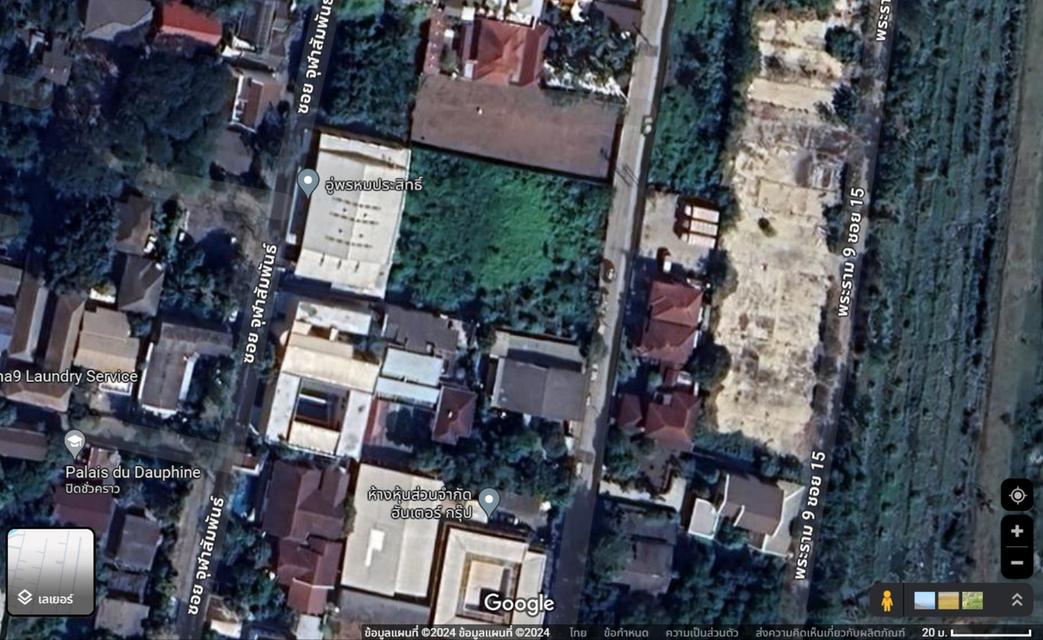 Land for sale, size 533 square wah, width 40 meters, accessible via Thian Ruam Mit Road. Can be entered via Rama 9 Road. Contact (+66) 89 499 5696  5
