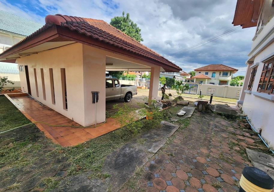 ขายบ้านเมืองเอก โครงการ 5 หน้าเป็นสนามกอล์ฟเมืองเอก หลังเป็นตลาดสัมมากร 8