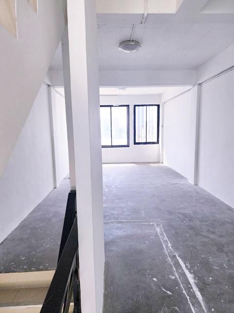 ซอยฉลองกรุง 25-35 PTT ให้เช่าอาคารพาณิชย์ 4ชั้น 23 ตร.วา 370 ตร.ม. ติดถนนใหญ่ ลาดกระบัง ตลาดจตุจักรคุ้มเกล้า 2.3 กม. ตลา 8