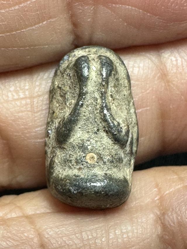 พระปิดตาเนื้อชินตะกั่วขนาดเล็ก หลังจาร ไม่ทราบที่