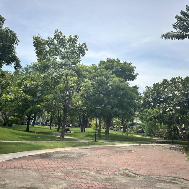 หมู่บ้านบุศรินทร์ ซอย 5 เข้าซอยมา10 เมตร เจอสี่แยกเลี้ยวซ้าย บ้านหลังที่ 2 ขวามือ 20