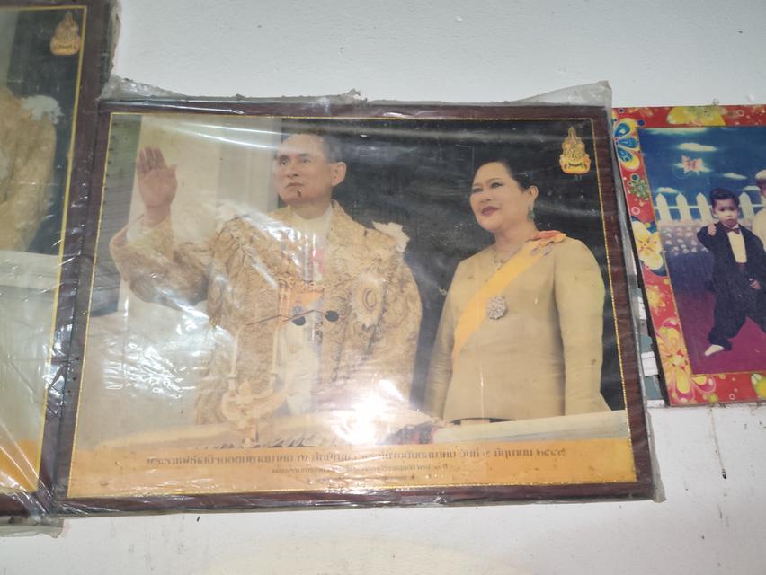 พระบรมฉายาลักษณ์ รัชกาลที่9 กับพระราชชินิสิริกิติ์ 2548 ขนาด 20×24 นิ้ว มีสองภาพ สองราคาส