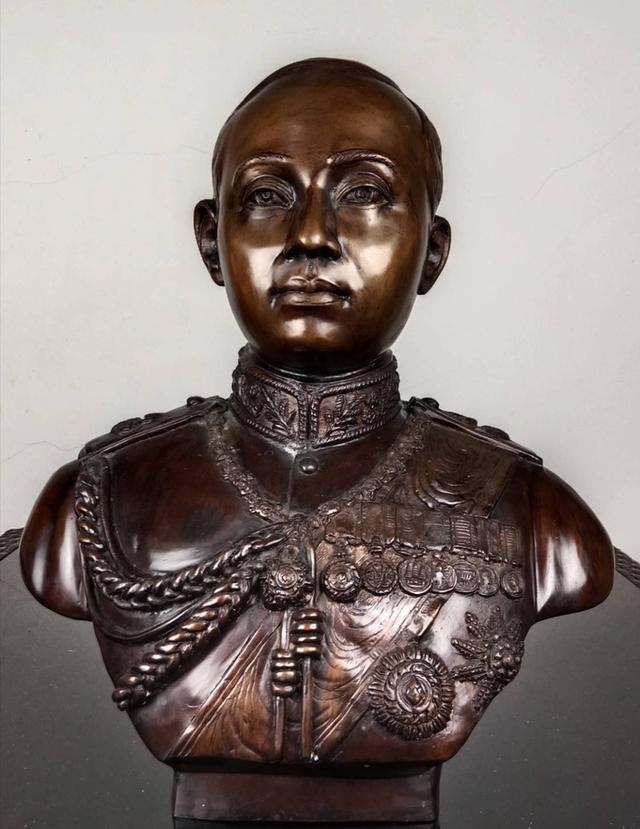662.พระบรมรูปหล่อครึ่งพระองค์ในหลวงรัชกาลที่ 6 พระบาทสมเด็จพระปรเมนทรมหาวชิราวุธฯ พระมงกุฎเกล้าเจ้าอยู่หัว