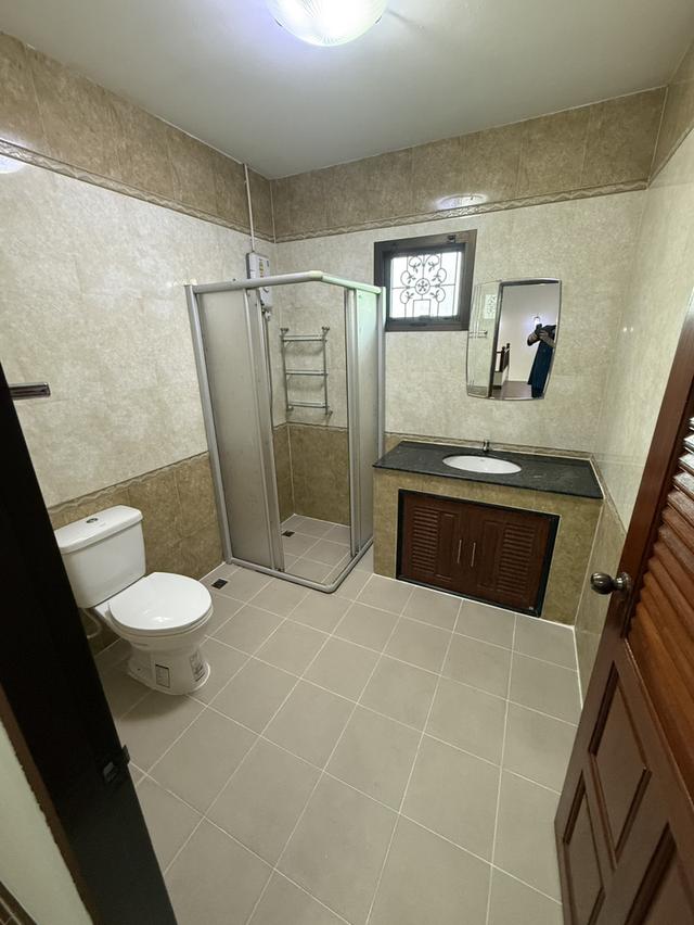 ขายบ้านเดี่ยว หมู่บ้านลีฟวิ่งนารา ซ.เคหะร่มเกล้า 64 แขวงคลองสองต้นนุ่น เขตลาดกระบัง เนื้อที่71ตารางวา  4ห้องนอน 4ห้องน้ำ ติดโซลาเซลล์(ขายไฟได้) 10