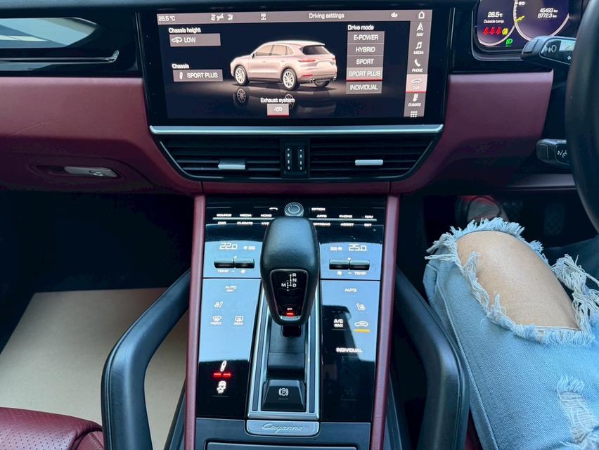 รหัสรถ KPV53 2021 Porsche Cayenne E-Hybrid SUV สีดำ ภายในแดง รูปที่ 6