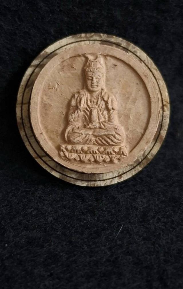 พระราหู แกะด้วยกะลาตาเดียว รุ่นแรก หลังพระแม่กวนอิมประทานพร หลวงปู่ครูบาคำเป็ง ฐิตปัญโญ รูปย่อยที่ 2