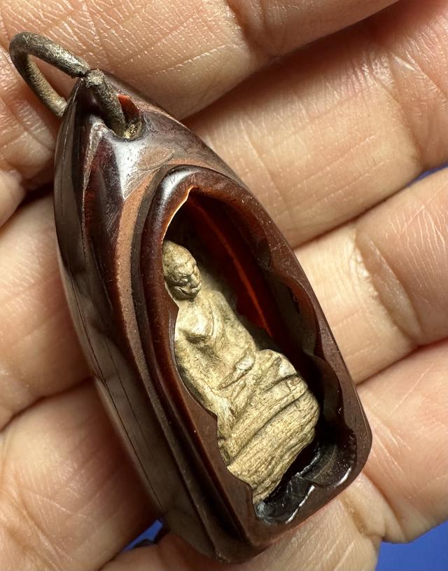 พระรอด เนื้อเขียวหินครก เลี่ยมโบราณ 3