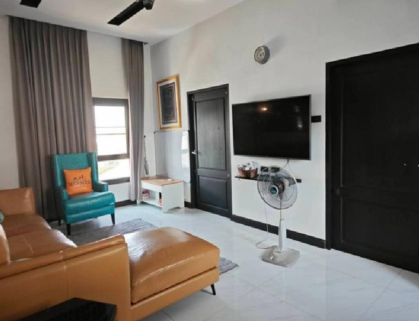 ให้เช่าอาคาร / อาคารสำนักงาน / โชว์รูม 3 ชั้น / พื้นที่อาคาร 900 ตารางเมตร ตกแต่งแล้ว / ริมถนนงามวงศ์วาน 5