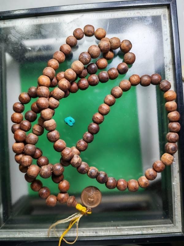 ปะคำ108ไม้แกะ เม็ดใหญ่ พิเศษติดเหรียญ หลวงพ่ออุตตมะ ปี2532 รูปที่ 5