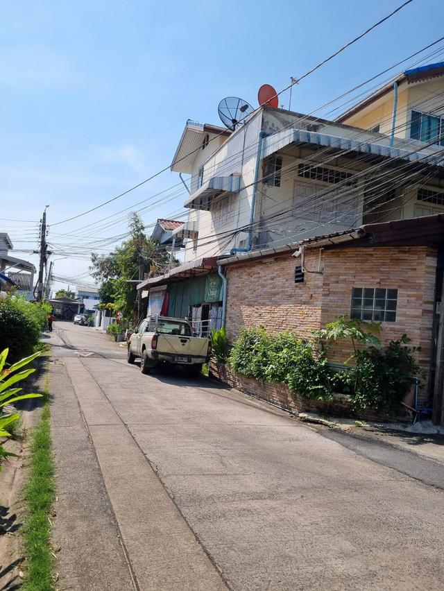 ขายทาวเฮาส์ 2 ชั้น ต่อเติม 3 ชั้น ด้านหน้าต่อเติมทำร้านค้าธงฟ้าประชารัฐ 2