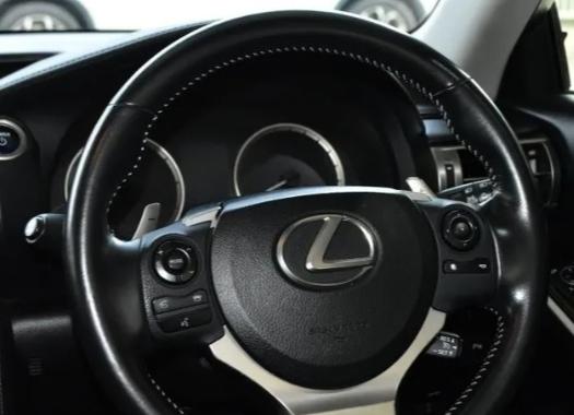 Lexus IS 300h สีขาวสภาพสวยใหม่ 7