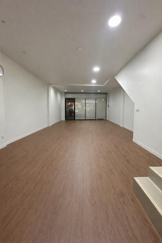 ขายอาคารพาณิชย์ 4 ชั้น ทำเลทอง รัชดา–ลาดพร้าว เหมาะสำหรับค้าขาย หรือทำออฟฟิศดีมาก อาคารอยู่ริมถนน พร้อมพื้นที่จอดรถเข้า-ออกสะดวก 5